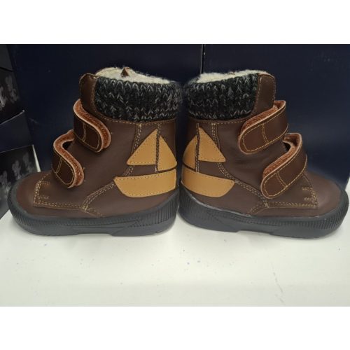 S27hajos  díszítéssel  BARNA SZUPINALT nubuk  szőrmés  fiú   bakancs  , méret  22