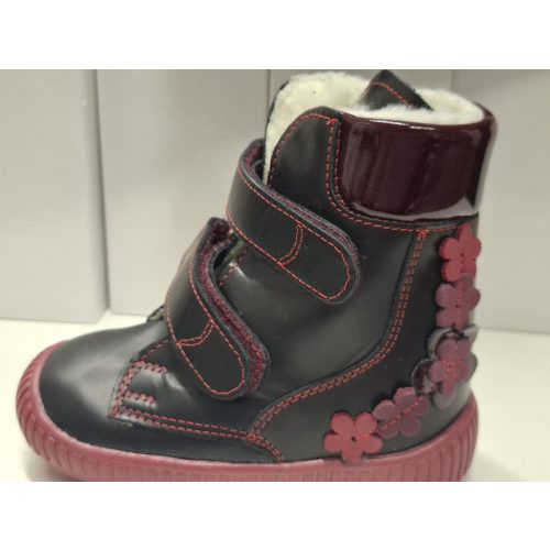 Z27fv díszítéssel fekete  box szőrmés  lány  bakancs  , méret  22, 24, 26